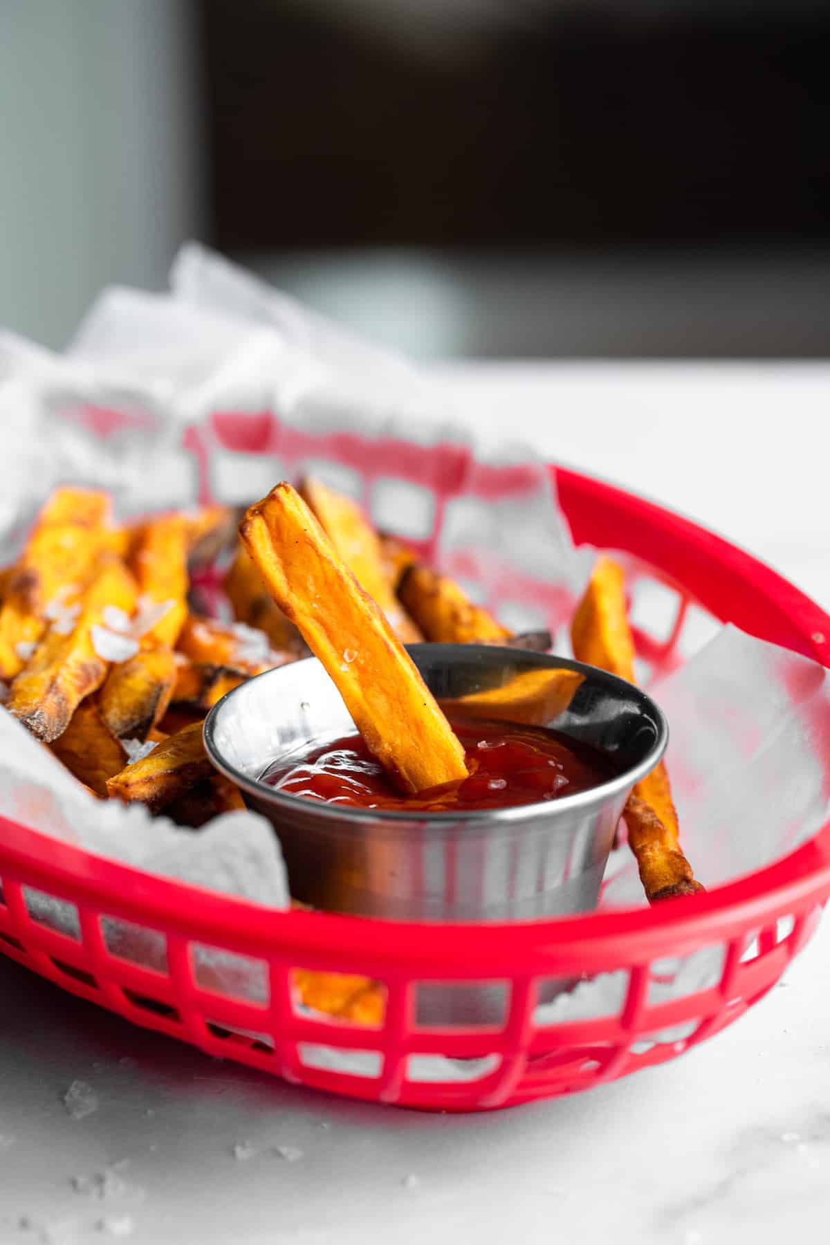 Air Fryer Sweet Potato Fries - These Air Fryer Sweet Potato Fries are only 3 simple ingredients and are so crispy! Naturally gluten free, vegan, paleo & whole30 too! | #Foodfaithfitness | #Glutenfree #paleo #vegan #whole30 #healthy air fryer sweet potato fries