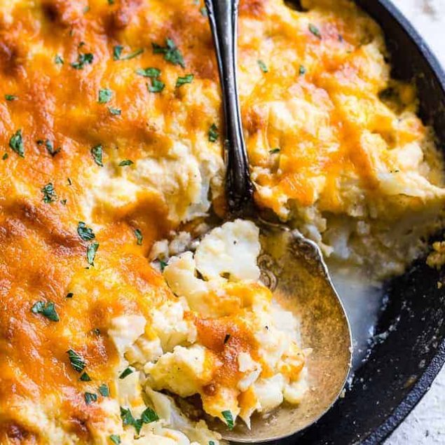 Keto Baked Cauliflower Au Gratin - This easy, healthy and keto friendly Low Carb Baked Cauliflower Au Gratin is a gluten free, delicious side dish that even the pickiest of eaters will love! Only 6 ingredients and SO cheesy! | #Foodfaithfitness | #Keto #lowcarb #Glutenfree #Healthy #Grainfree