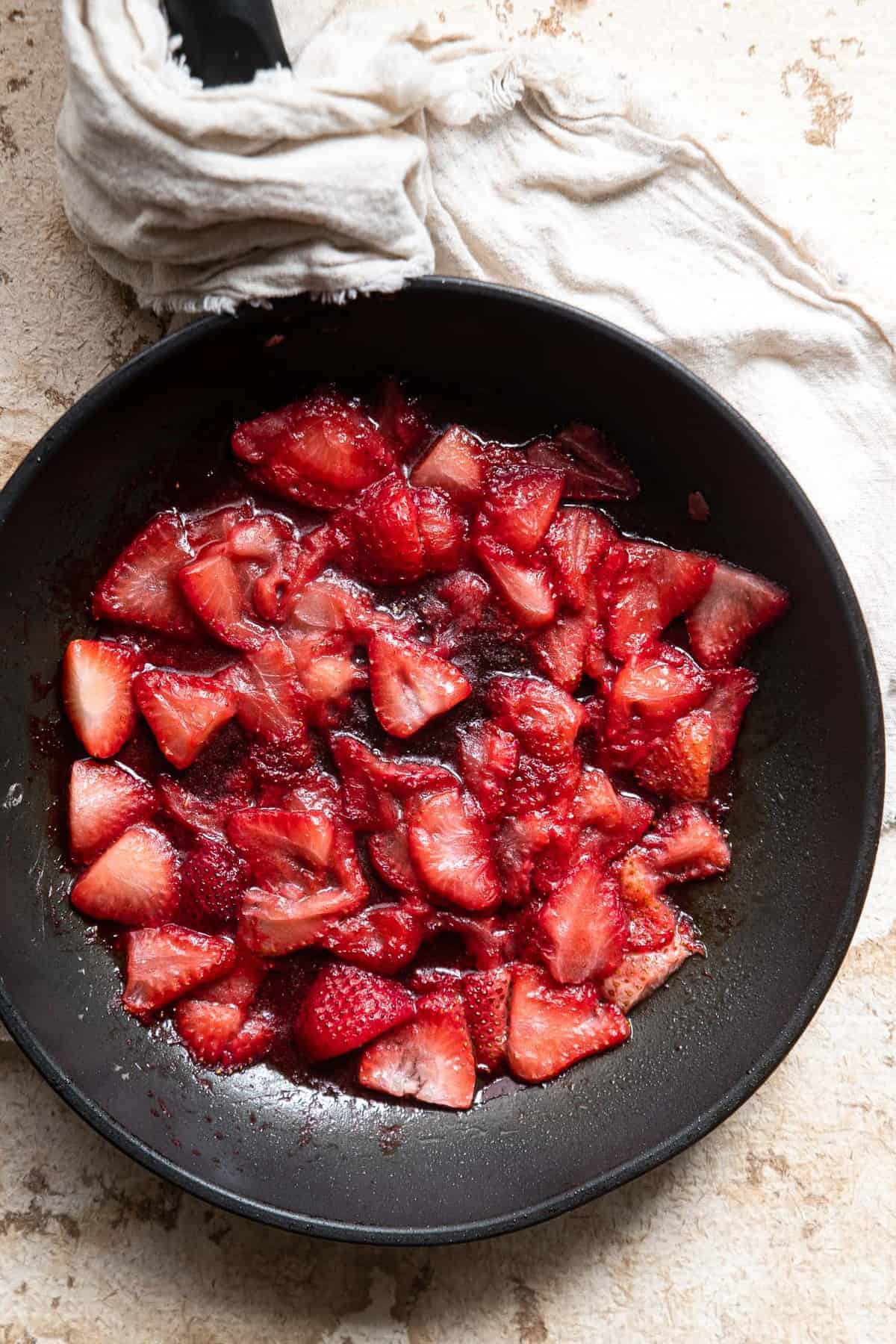 Cauliflower Protein Oats - These protein cauliflower oats are topped with sauteed strawberries for a healthy, gluten free, high protein breakfast with hidden veggies! Great for kids or adults! | #Foodfaithfitness | #glutenfree #vegetarian #healthy #breakfast strawberry topping for cauliflower oats