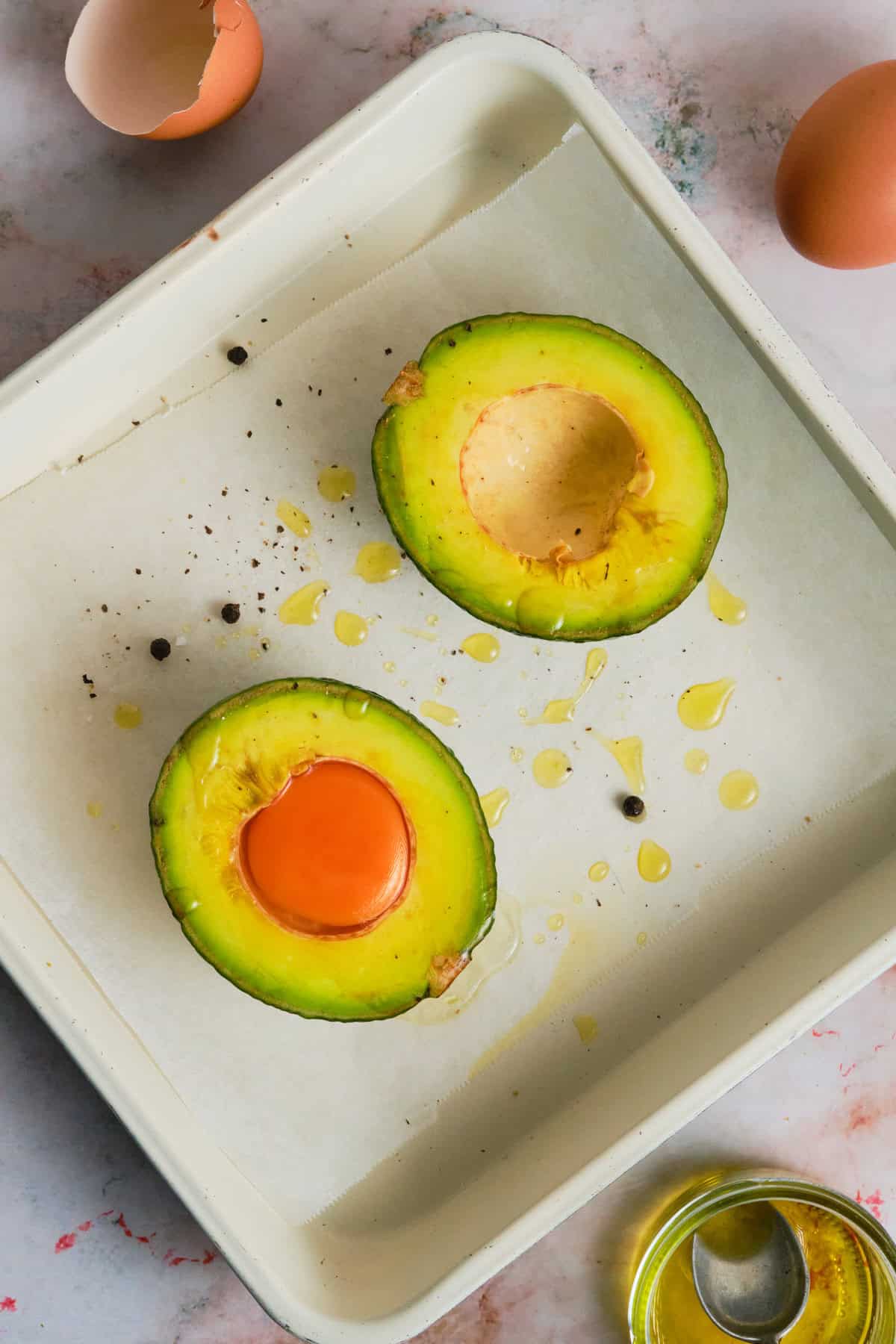 Easy Baked Eggs in Avocado