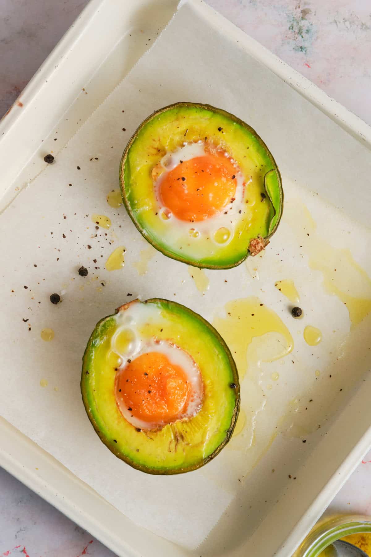 Easy Baked Eggs in Avocado