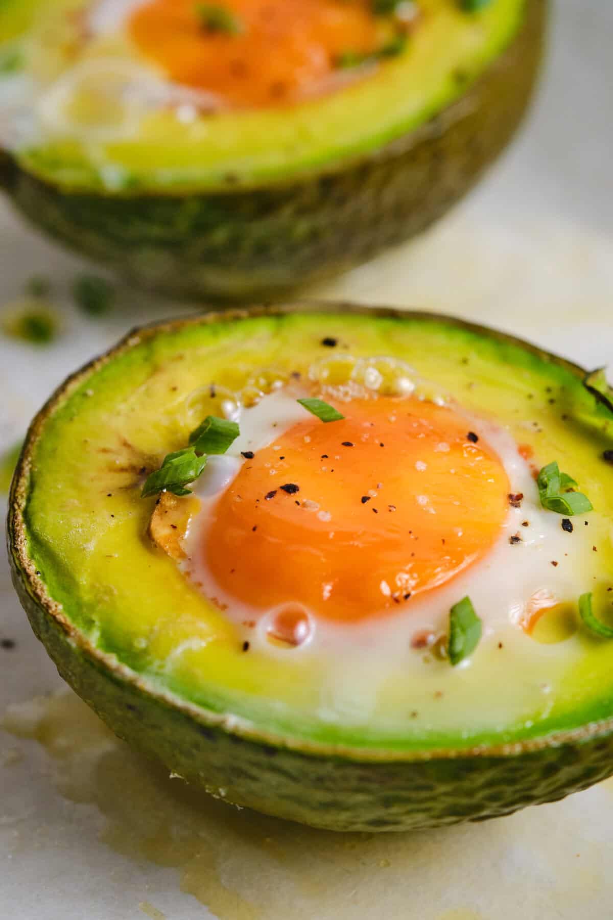 Easy Baked Eggs in Avocado